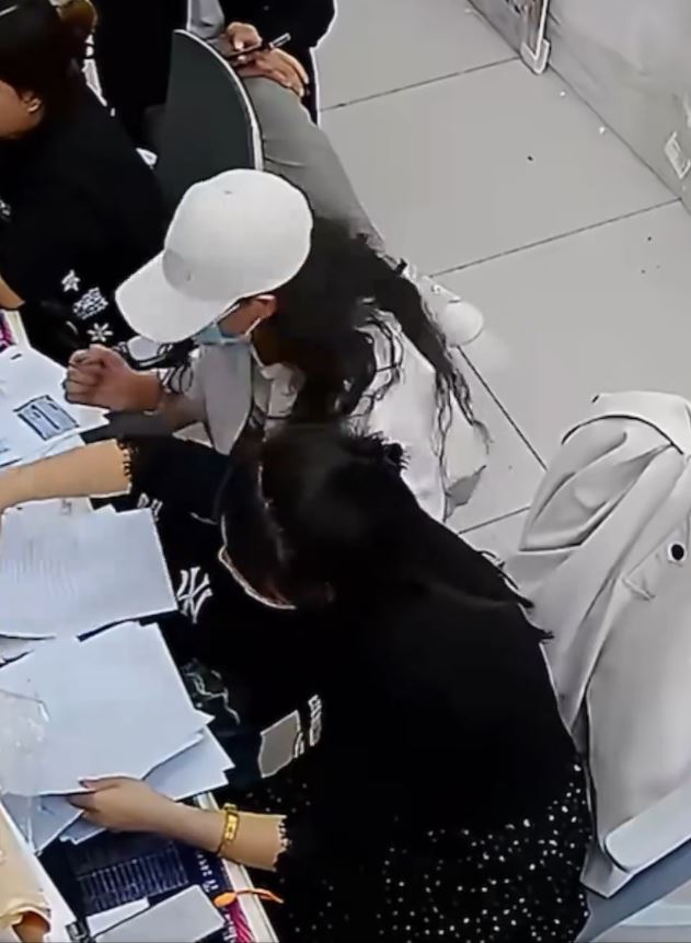 白帽女打印后迫店员协助分类不果，即情绪崩溃。抖音