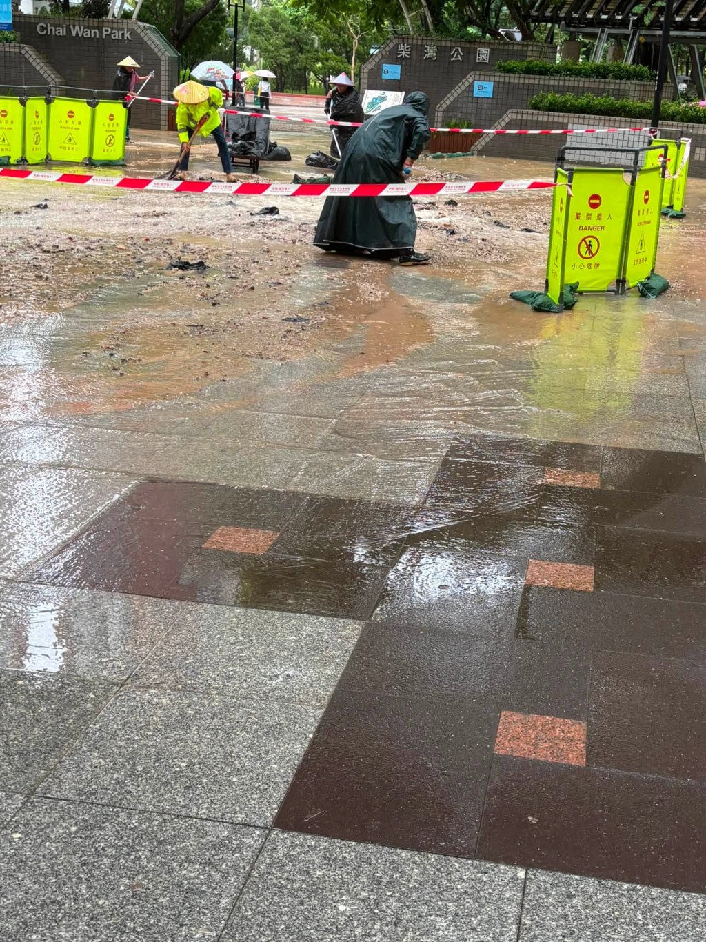 工人清理泥石。fb：柴灣小西灣關注組 2.0