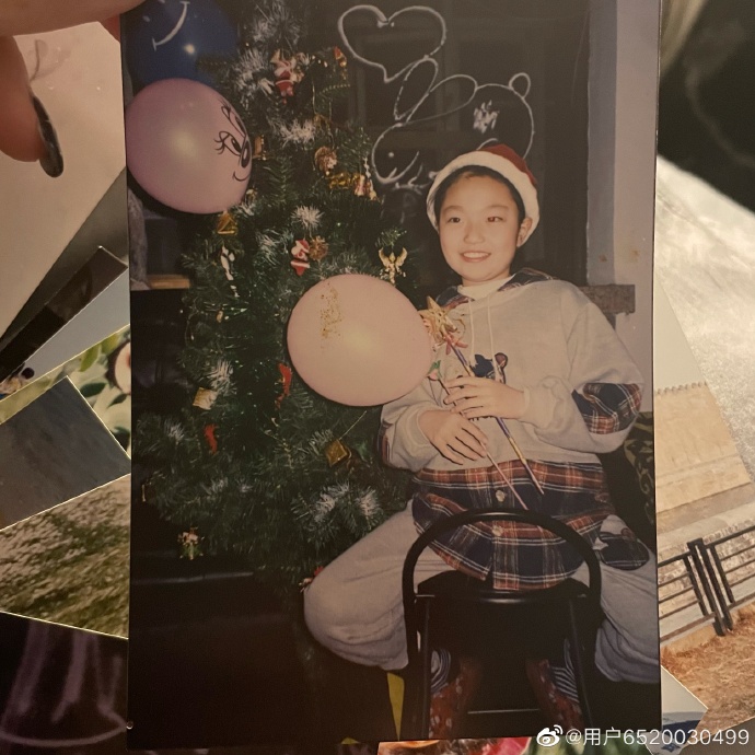 小時候每年過聖誕最期待的就是聖誕老爺爺給她床頭放禮物。