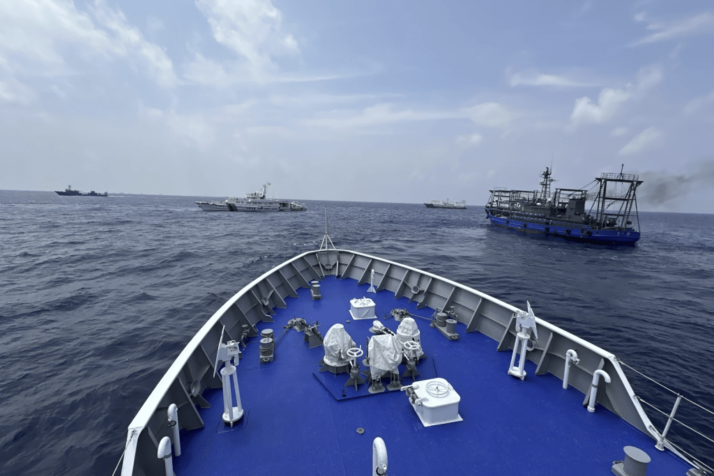中国海警船和民兵船在菲方船只拒听警告后，以排列阵式阻其前进，双方最近距离仅约一米。美联社