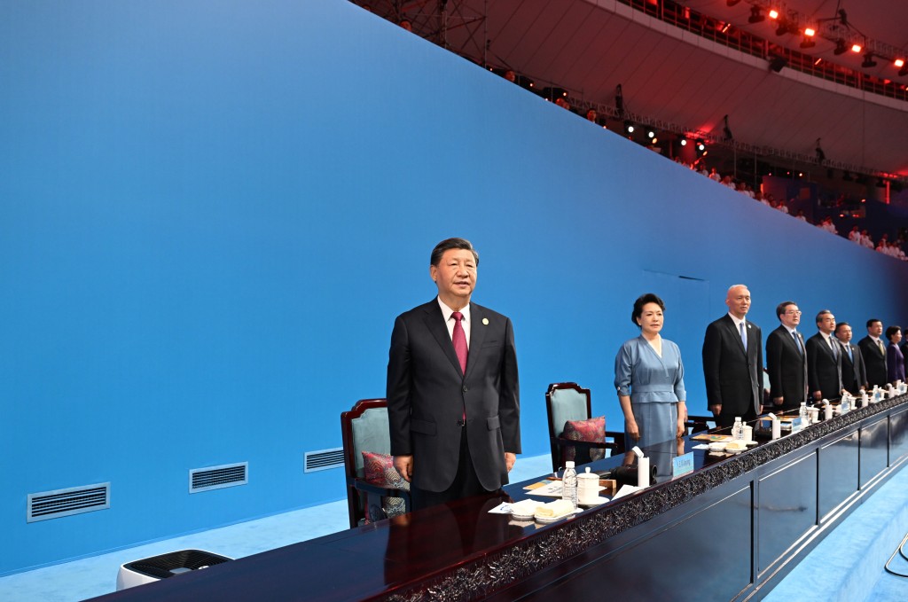 国家主席习近平与夫人彭丽媛一同出席开幕式。(新华社)
