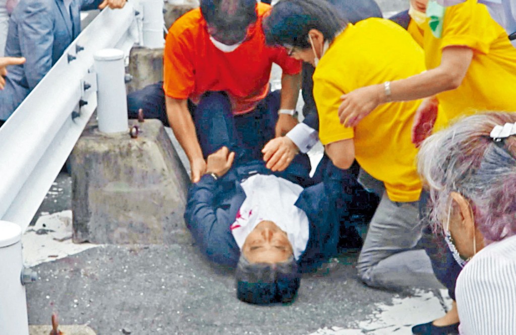 安倍晋三周六在奈良市遭开枪袭击，中枪倒地。