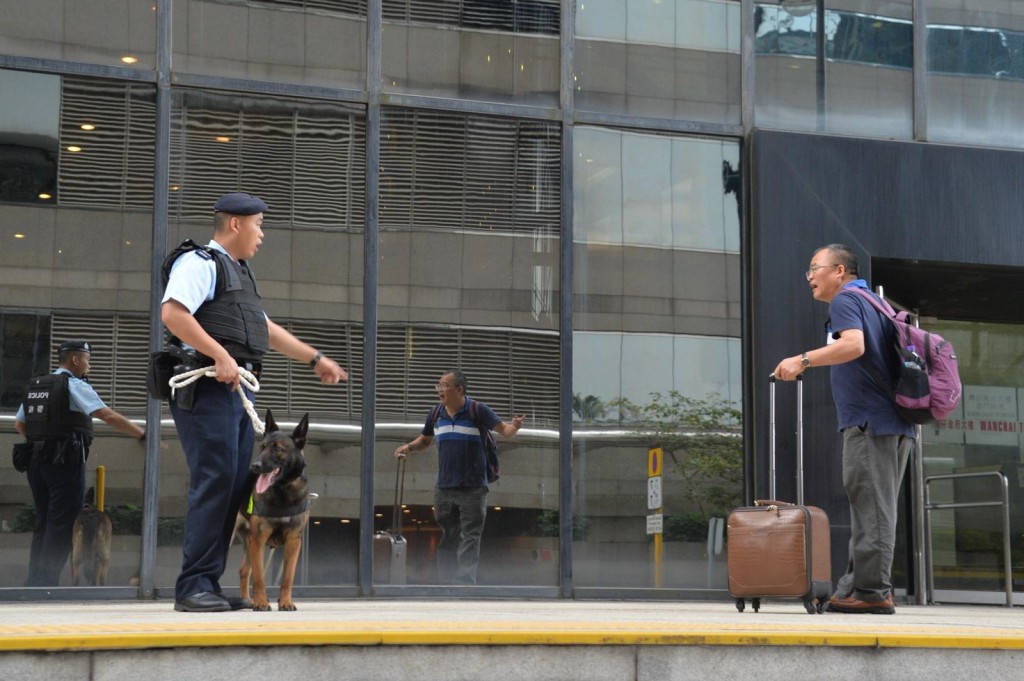 警方在區院外加強布防,並派出警犬巡邏。