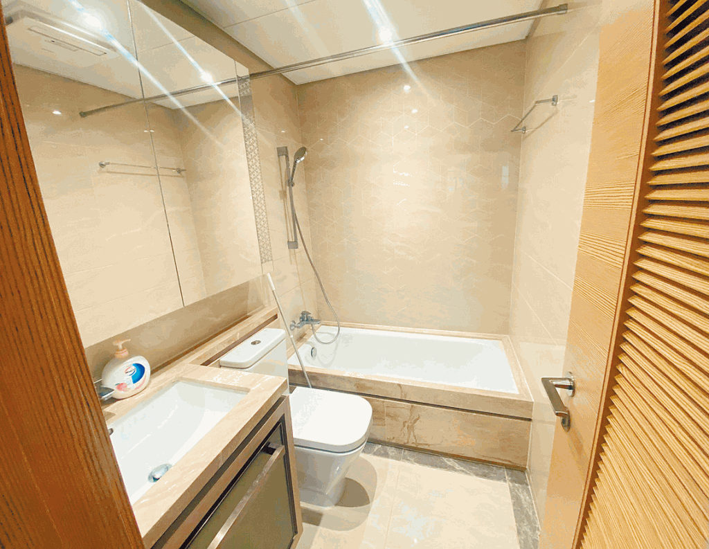 浴室置有浴缸，同時兼顧住客對淋浴及泡浴的需求。