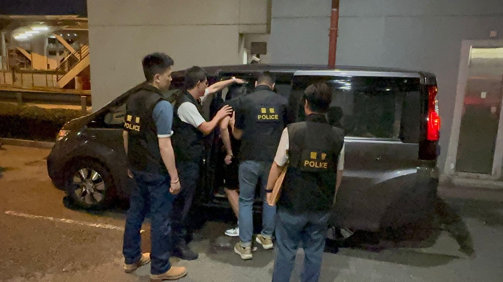 49歲姓仇賊匪晚上於深圳灣口岸被移交香港警方。警方提供 49歲姓仇賊匪晚上於深圳灣口岸被移交香港警方。警方提供