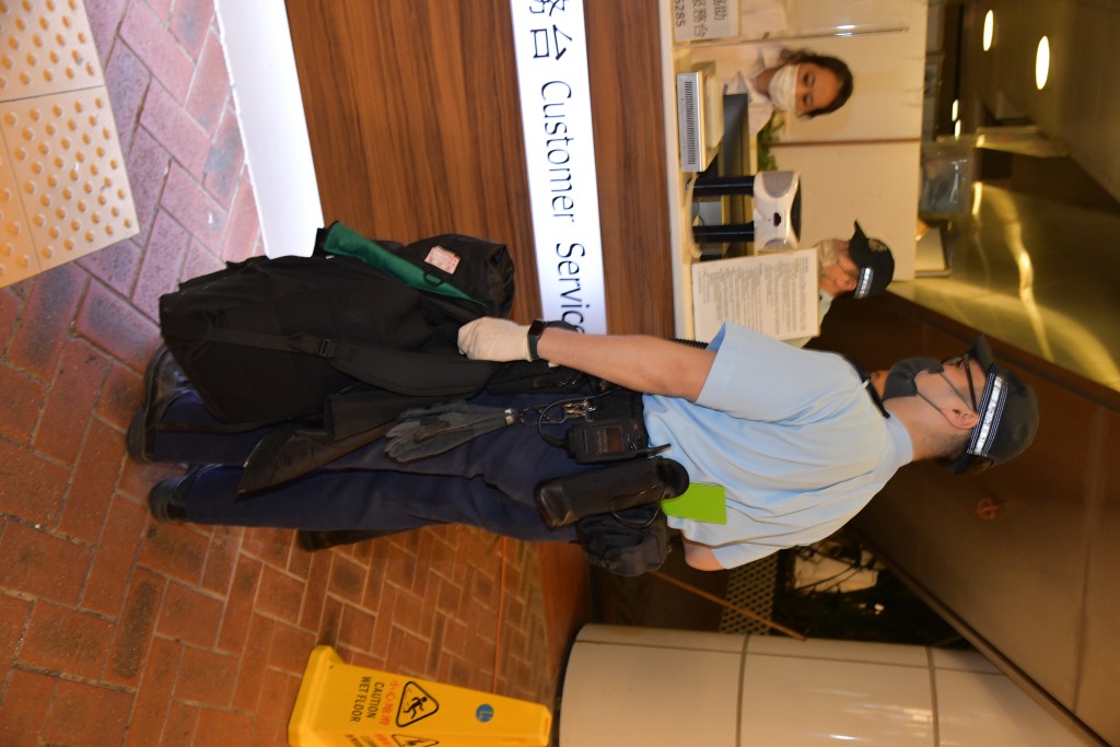 警員向商場客服櫃台詢問詳情。(徐裕民攝)