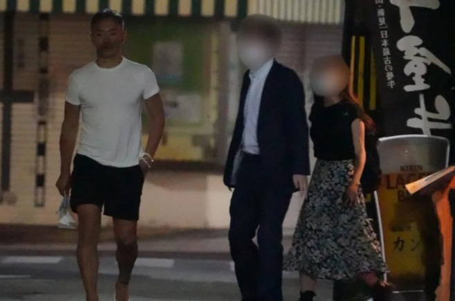 上月22日,市川海老藏在倉敷市先約會20多歲女子,並去食牛扒,之後他們與另一名男子散步。