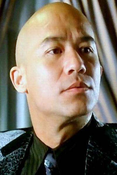 李子雄在《赌侠1999》中饰演光头的“省镜”。