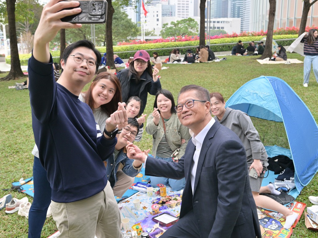 陳茂波早前趁聖誕前夕去到添馬公園與市民輕鬆交流。陳茂波網誌圖片