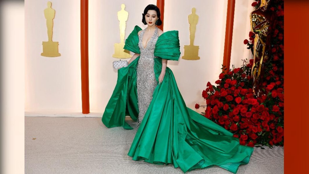 范冰冰亦有现身金像奖，她穿上绿色濶袖晚装登场，更谷胸示人。