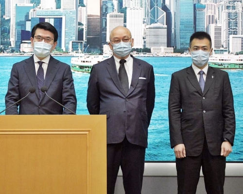左起:商務及經濟發展局長邱騰華、孔令成、
公園董事局副主席劉鳴煒。
