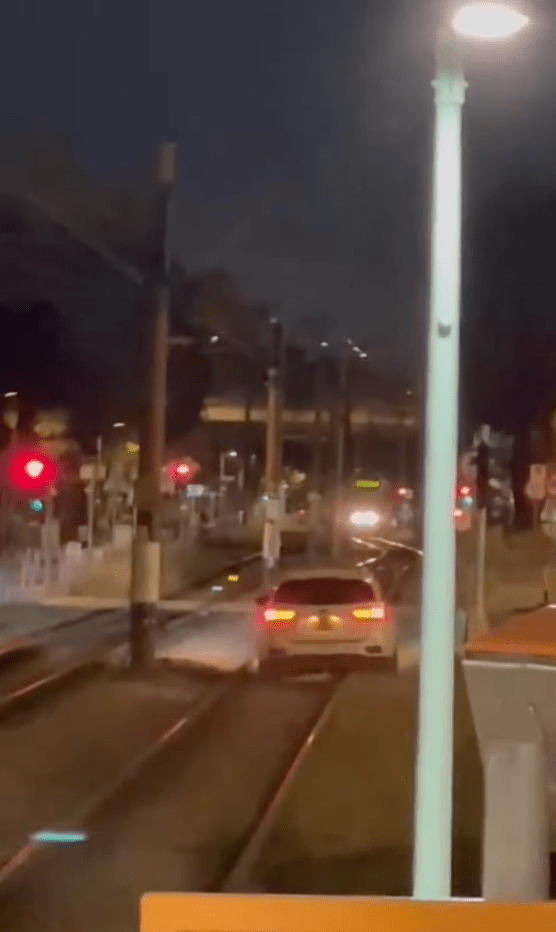 周二(25日)晚網上流傳一段短片,一輛私家車疑誤闖輕鐵路軌範圍,在洪水橋站附近沿軌道顛簸前行。fb@屯門友 周二(25日)晚網上流傳一段短片,一輛私家車疑誤闖輕鐵路軌範圍,在洪水橋站附近沿軌道顛簸前行。fb@屯門友