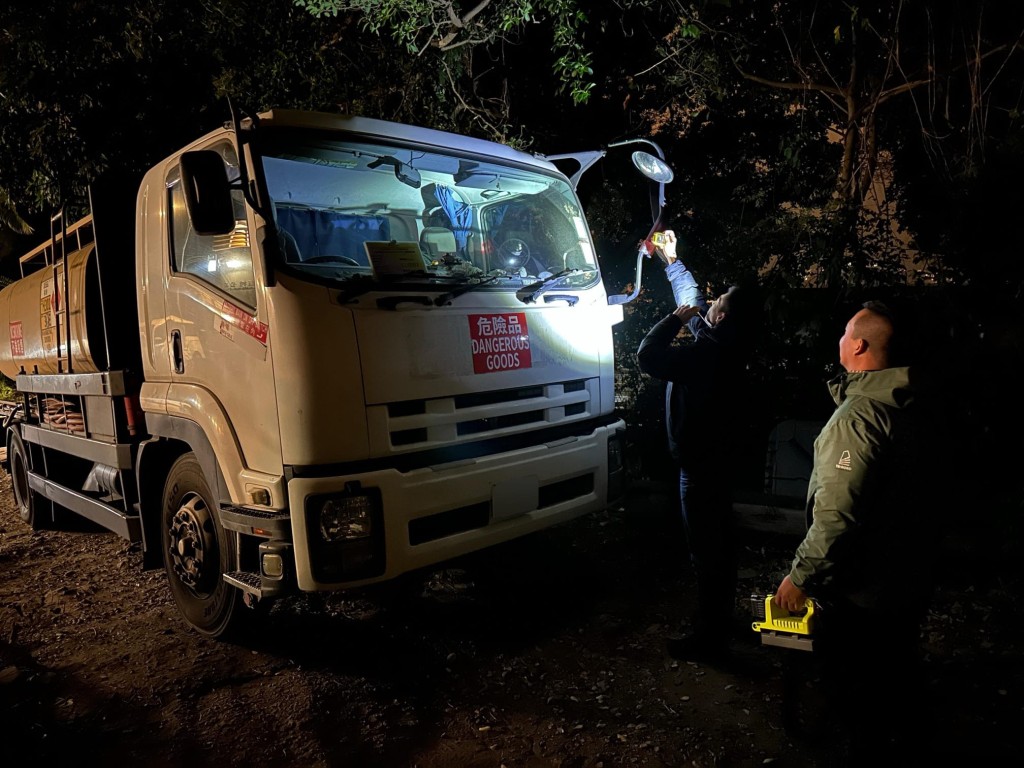 兩日行動共檢獲約10,600公升柴油。消防處提供圖片 兩日行動共檢獲約10,600公升柴油。消防處提供圖片