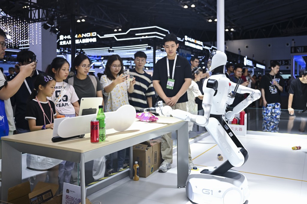 2025世界人工智能大會上，有機械人展示零售的應用。新華社