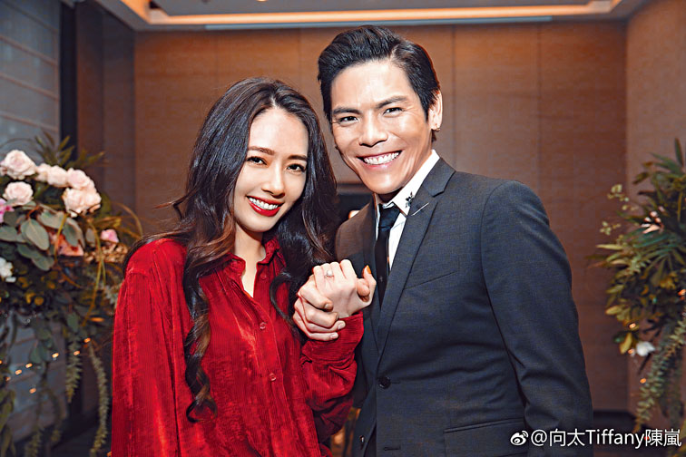 向佐、郭碧婷牵手晒钻戒，分享甜蜜时刻。