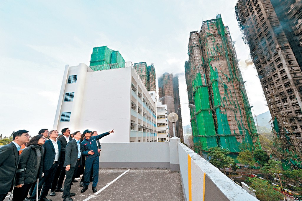 行政長官李家超視察大埔宏福苑火警現場。