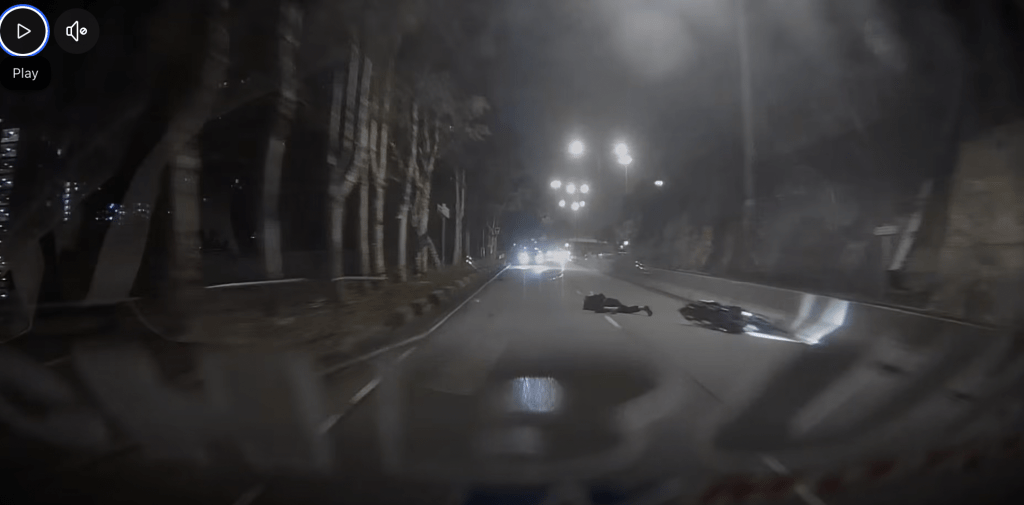 鐵騎士在路面翻滾半周後，全身向下滑行「磨薑」一段距離，橫臥行車線中央。