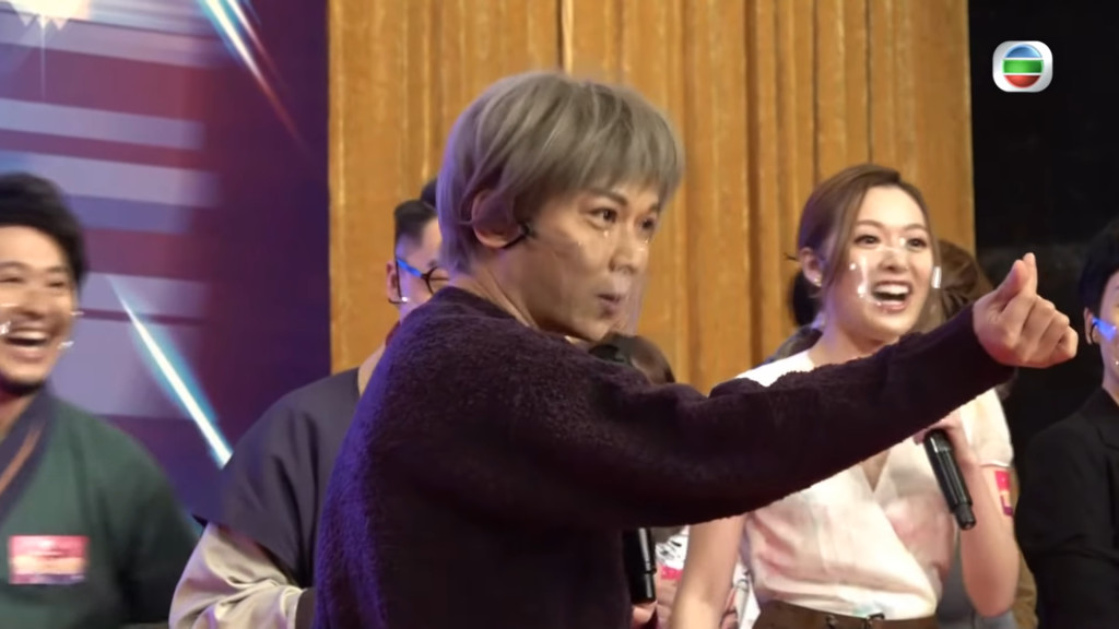 邓智坚2021年在记者会宣传《开心大综艺》扮姜涛，结果引起姜糖狂插。
