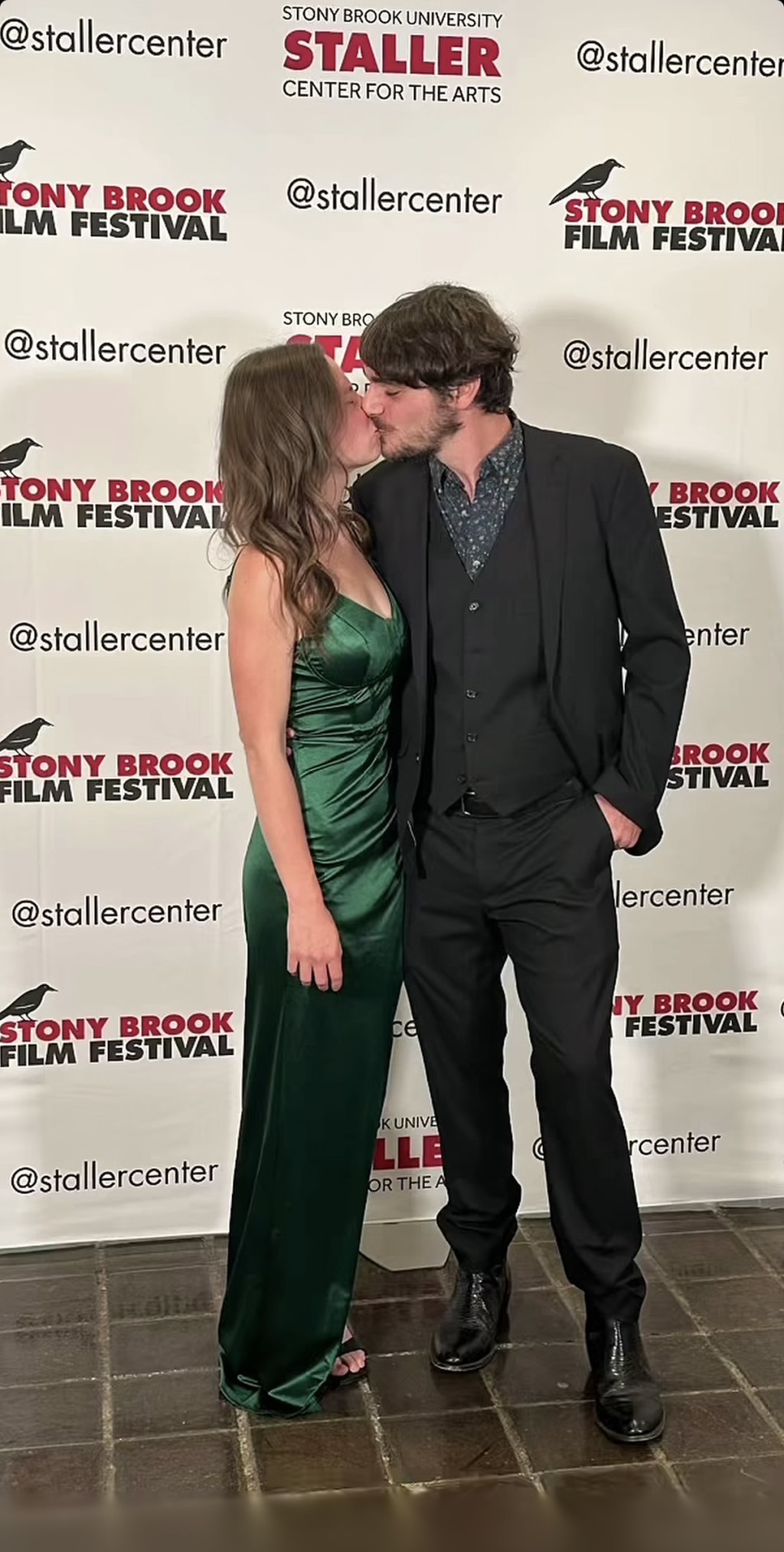 今年情人節，RJ Mitte特別製作片段向未婚妻Kennedy告白。