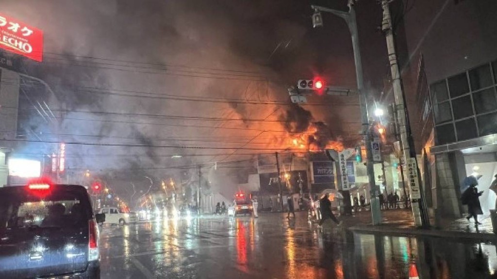 日本北海道函館市中心2下午發生大火至晚上仍未救熄。X＠Gt8VUlzRG7buafO