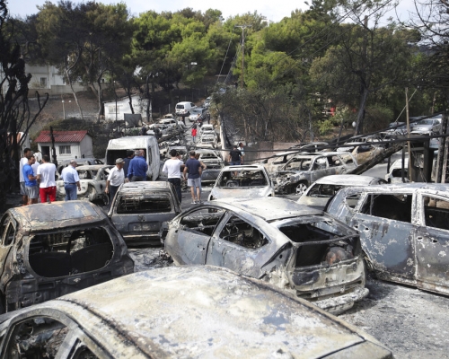 希腊雅典山火多人逃离期间困汽车葬火海。AP