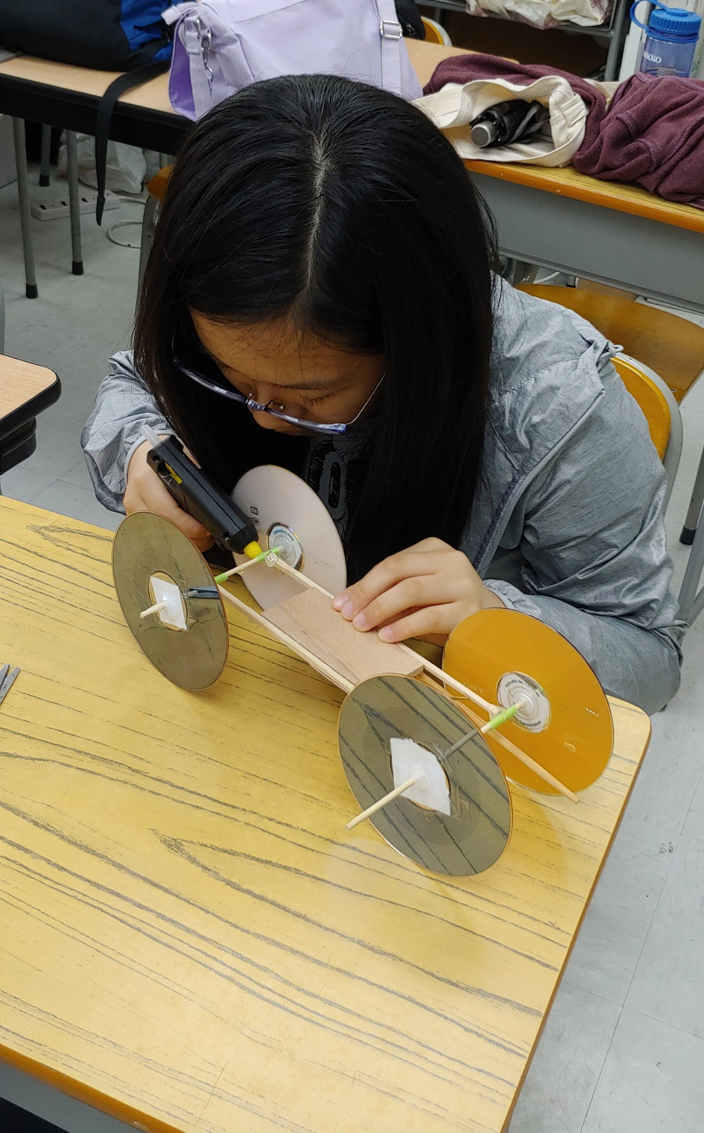 同學以熱溶膠連接老鼠夾車的各部件。