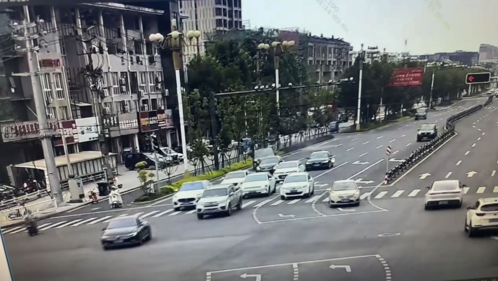 私家車從後輾過「電雞」，致車上2孩童死亡母親雙腳折斷。抖音