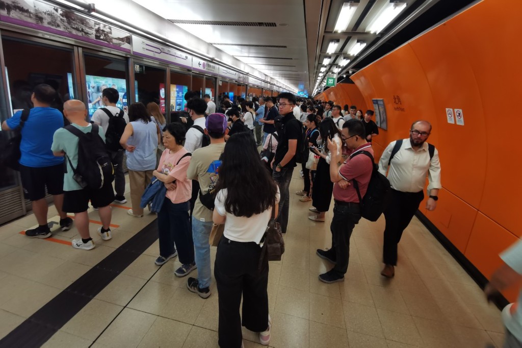 大批乘客在月台等車。 大批乘客在月台等車。