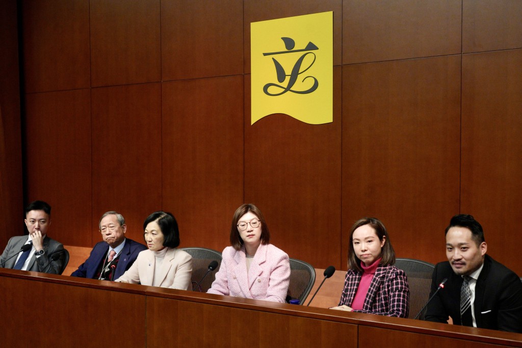 叶刘淑仪带领新民党立法会议员见传媒。欧乐年摄
