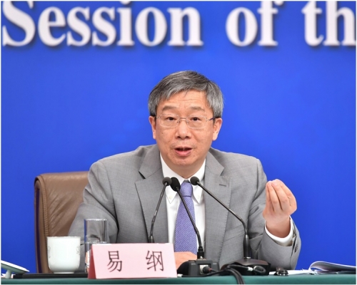 易綱就「金融改革與發展」回答記者提問。新華社