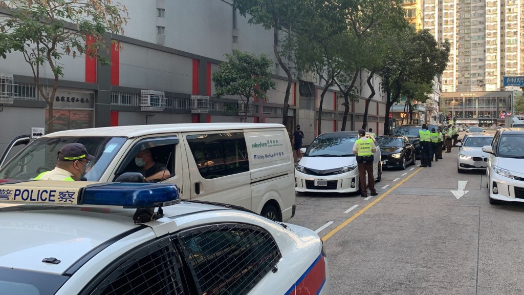 警方在旺角及西九龍打擊違泊。警方圖片