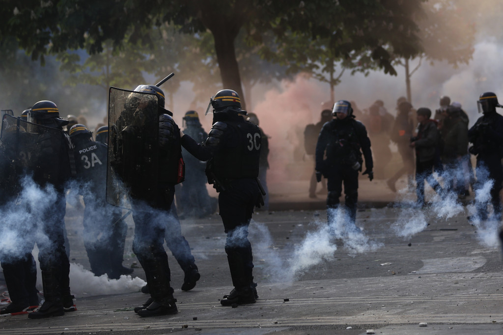 防暴警察在巴黎举行的示威活动中戒备。AP