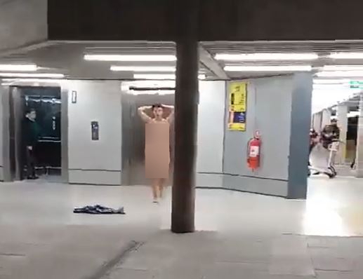 裸女情绪失控在机场四周跑跳碰。影片截图