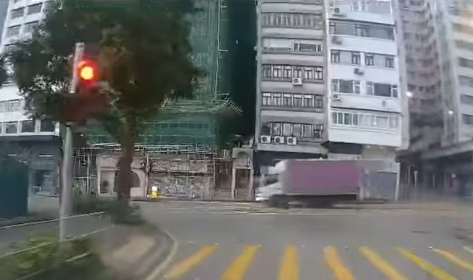 兩車猛烈相撞。fb車cam L（香港群組）Kitty Chau影片截圖