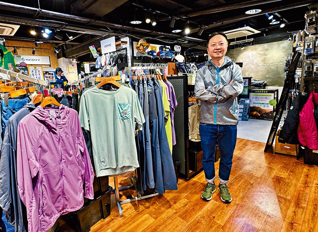Re︰echo品牌經理陳家邦，及品牌原創的戶外服飾。