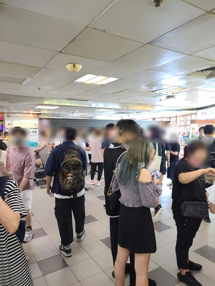 商場因火警鐘響落閘。網圖