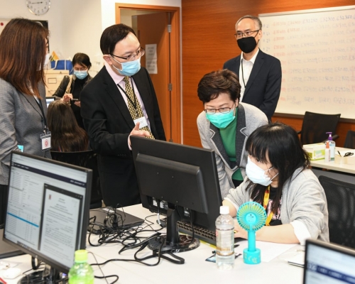 林鄭月娥(右二)到訪在北角政府合署新設立的家居檢疫控制中心視察。政府新聞處圖片