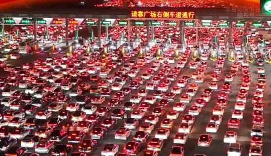 36條車道全開仍塞車。