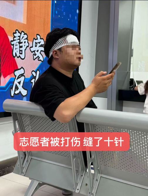貓義工遭姚某的父親襲擊受傷。微博