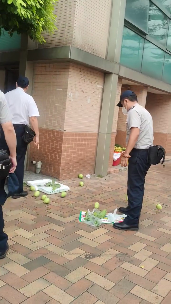 生果散落一地。網上片段截圖