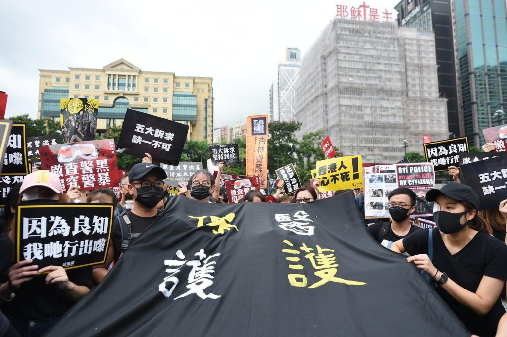 一批醫護人員參與集會