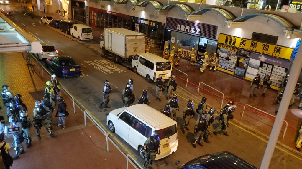 警方屯門放催淚彈驅散黑衣示威者