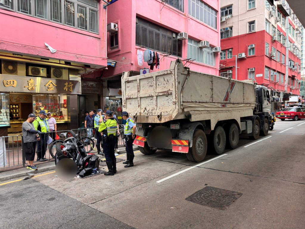 电单车撞向泥头车车尾。梁国峰摄