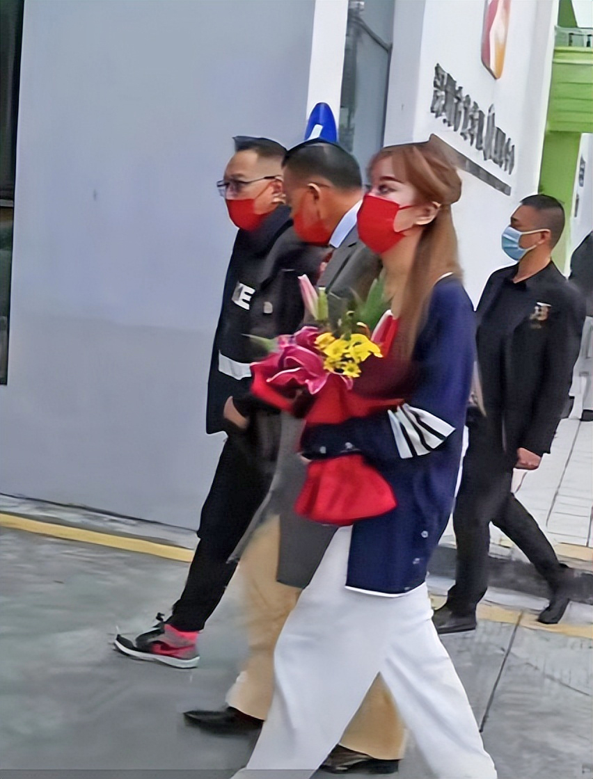 萬梓良近日被網民影到被一男一女攙扶的影片。