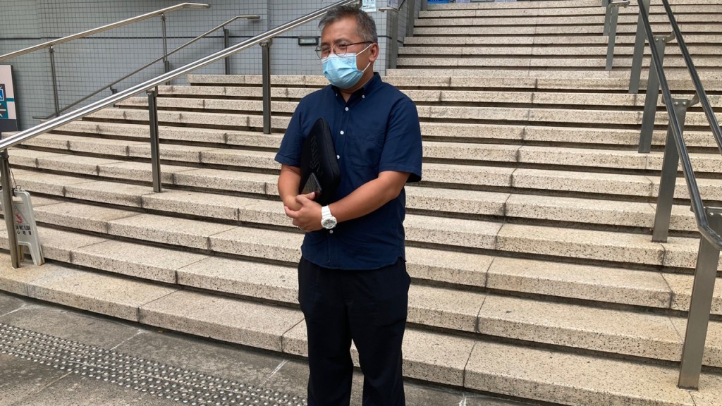 被告陳朗昇否認一項沒有遵照交通燈的指示罪。