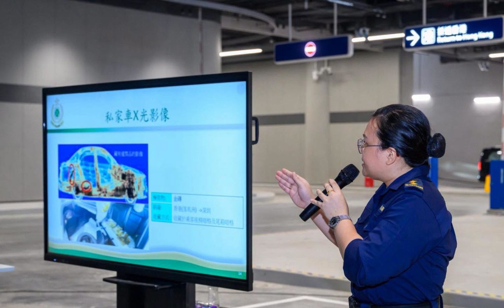海關今次進行私家車清關模擬演練,利用海關搜查犬及流動X光車輛檢查系統偵測藏匿在車內隱蔽位置的違禁品。 海關今次進行私家車清關模擬演練,利用海關搜查犬及流動X光車輛檢查系統偵測藏匿在車內隱蔽位置的違禁品。