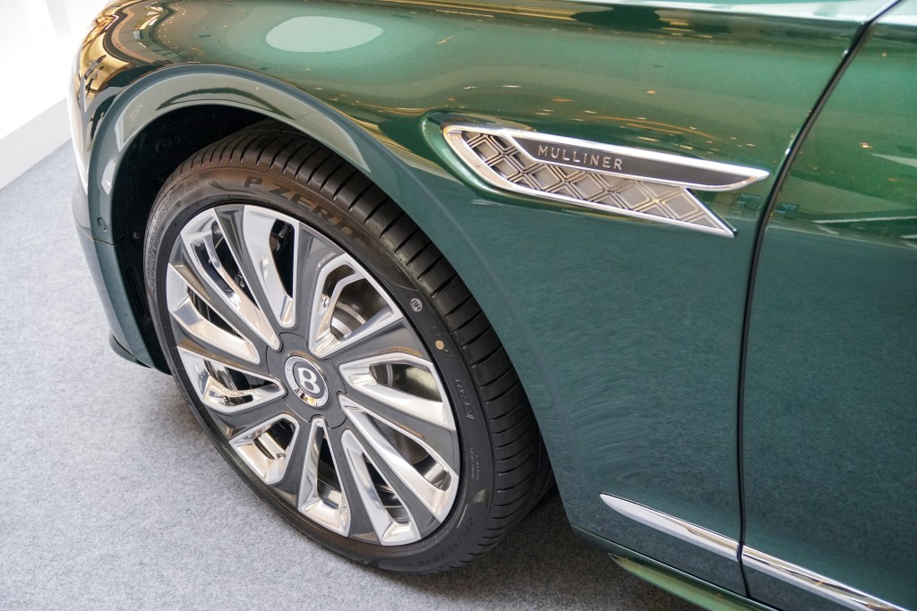Bentley HK-DCH舉辦The Touch of Mulliner Exhibition:頭沙板兩側設有Mulliner格紋飛翼,灰色塗裝拋光22吋輪圈同是獨家配置。