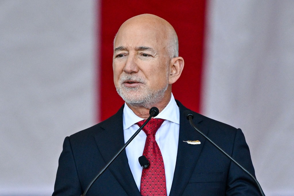 亞馬遜（Amazon）創辦人貝索斯（Jeff Bezos）以2,240億美元（約1.75萬億港元）位列第四。