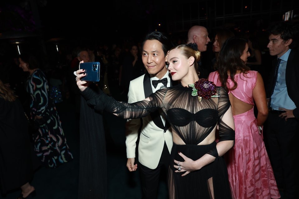 美國女星Elle Fanning主動自拍合照。