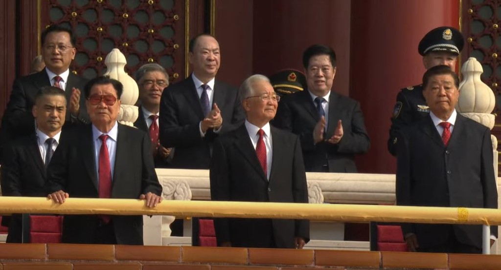 溫家寶(中)、李瑞環(左)、賈慶林(右)到場。 央視截圖 溫家寶(中)、李瑞環(左)、賈慶林(右)到場。 央視截圖